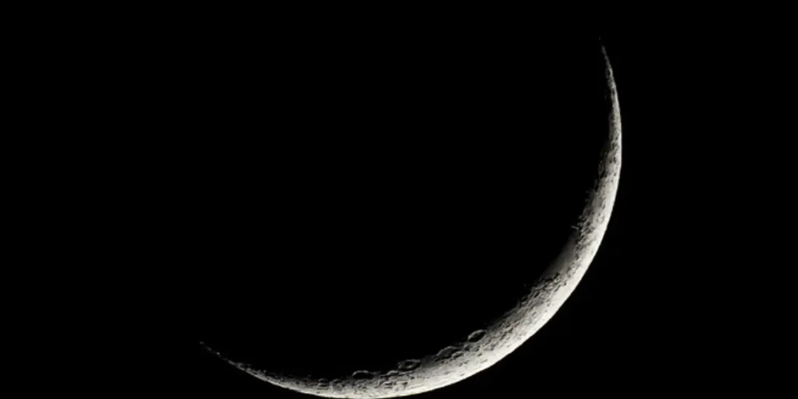 Bulan Hitam menutupi cahaya bulan. (Sumber: bustle.com)