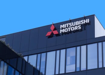 Logo Mitsubishi Motors di showroom Jepang—menyimbolkan titik akhir kiprah manufaktur Mitsubishi di China setelah setengah abad. Foto: Shutterstock
