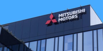 Logo Mitsubishi Motors di showroom Jepang—menyimbolkan titik akhir kiprah manufaktur Mitsubishi di China setelah setengah abad. Foto: Shutterstock