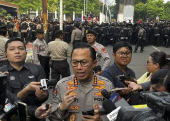 Barisan personel gabungan (TNI, Polri, Satpol PP) berjaga di sekitar kawasan DPR, mempersiapkan pengamanan demonstrasi buruh yang akan berlangsung. Sumber: Kumparan via kumparanNEWS.