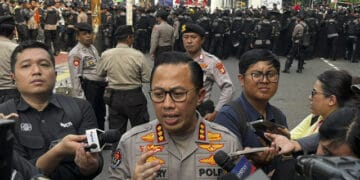 Barisan personel gabungan (TNI, Polri, Satpol PP) berjaga di sekitar kawasan DPR, mempersiapkan pengamanan demonstrasi buruh yang akan berlangsung. Sumber: Kumparan via kumparanNEWS.