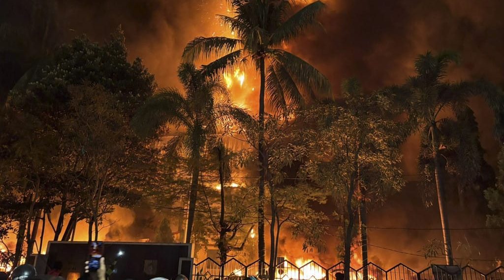 Asap tebal mengepul dari Gedung DPRD Sulawesi Selatan yang terbakar saat kericuhan di Makassar. (Foto: Kumparan)