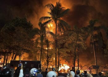 Asap tebal mengepul dari Gedung DPRD Sulawesi Selatan yang terbakar saat kericuhan di Makassar. (Foto: Kumparan)
