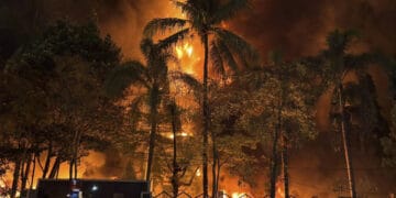 Asap tebal mengepul dari Gedung DPRD Sulawesi Selatan yang terbakar saat kericuhan di Makassar. (Foto: Kumparan)