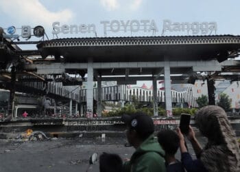 Kondisi halte TransJakarta Toyota Rangga usai demo ricuh, terlihat rusak parah dengan bagian atap dan fasilitas di dalamnya hancur. (Sumber: Iqbal Firdaus/kumparan)