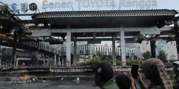 Kondisi halte TransJakarta Toyota Rangga usai demo ricuh, terlihat rusak parah dengan bagian atap dan fasilitas di dalamnya hancur. (Sumber: Iqbal Firdaus/kumparan)