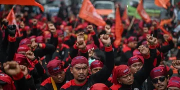 Para buruh berkeberatan ketika kenaikan UMP didasari oleh pertumbuhan ekonomi atau inflasi. (Sumber: Juni Kriswanto/AFP)