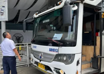 Armada bus DAMRI yang digunakan untuk angkutan perintis pedagang dan petani di Surabaya. (Sumber: DAMRI)