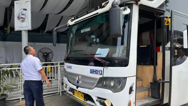 DAMRI dan KAI Hadirkan Transportasi Khusus Pedagang dan Petani, Dorong Ekonomi Daerah Armada bus DAMRI yang digunakan untuk angkutan perintis pedagang dan petani di Surabaya. (Sumber: DAMRI)