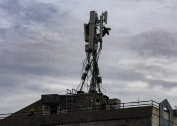 Lelang spektrum 1,4 GHz dari Komdigi ramai diminati. Telkom, Indosat, Sinar Mas, hingga anak usaha WiFi masuk e-Auction untuk sediakan internet tetap cepat dan lebih merata.