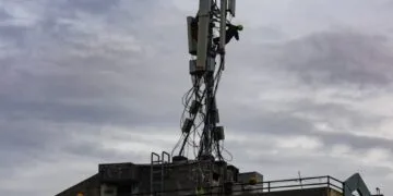 Lelang spektrum 1,4 GHz dari Komdigi ramai diminati. Telkom, Indosat, Sinar Mas, hingga anak usaha WiFi masuk e-Auction untuk sediakan internet tetap cepat dan lebih merata.