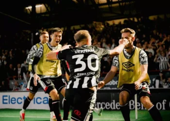 Para pemain Grimsby Town merayakan kemenangan bersejarah usai menyingkirkan Manchester United dari ajang Piala Liga lewat adu penalti. (Sumber: Grimsby Telegraph)