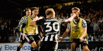 Para pemain Grimsby Town merayakan kemenangan bersejarah usai menyingkirkan Manchester United dari ajang Piala Liga lewat adu penalti. (Sumber: Grimsby Telegraph)