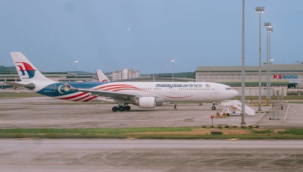 Suasana landasan bandara dengan pesawat terparkir yang menunjukkan aktivitas penerbangan yang terganggu akibat penutupan wilayah udara. Sumber: Yahoo News via Malaysia News