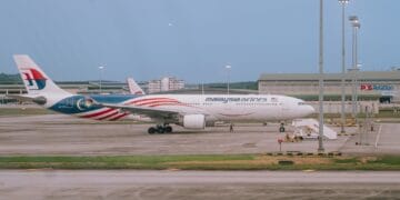 Suasana landasan bandara dengan pesawat terparkir yang menunjukkan aktivitas penerbangan yang terganggu akibat penutupan wilayah udara. Sumber: Yahoo News via Malaysia News