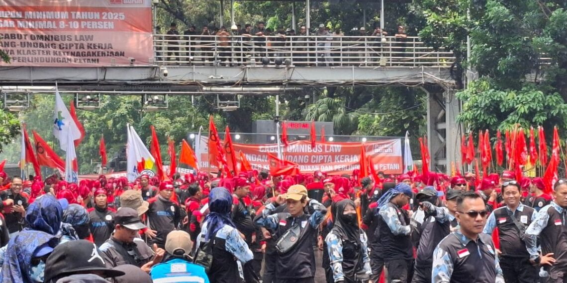 Aksi long march buruh dari berbagai serikat di Jakarta menuju Istana Negara, menyoroti tuntutan kenaikan upah minimum. (Sumber: Inilah.com/Syahidan)