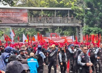 Aksi long march buruh dari berbagai serikat di Jakarta menuju Istana Negara, menyoroti tuntutan kenaikan upah minimum. (Sumber: Inilah.com/Syahidan)