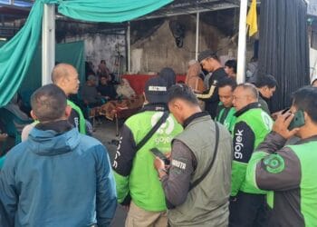 Ribuan pengemudi ojek online bersatu dalam konvoi mengantar Affan Kurniawan, korban rantis Brimob, ke pemakaman. Aksi ini jadi wujud solidaritas sekaligus sorotan publik terhadap insiden tragis. (CNN Indonesia/Sakti Darma Abhiyoso)