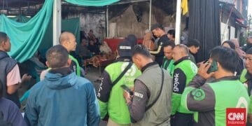 Ribuan pengemudi ojek online bersatu dalam konvoi mengantar Affan Kurniawan, korban rantis Brimob, ke pemakaman. Aksi ini jadi wujud solidaritas sekaligus sorotan publik terhadap insiden tragis. (CNN Indonesia/Sakti Darma Abhiyoso)