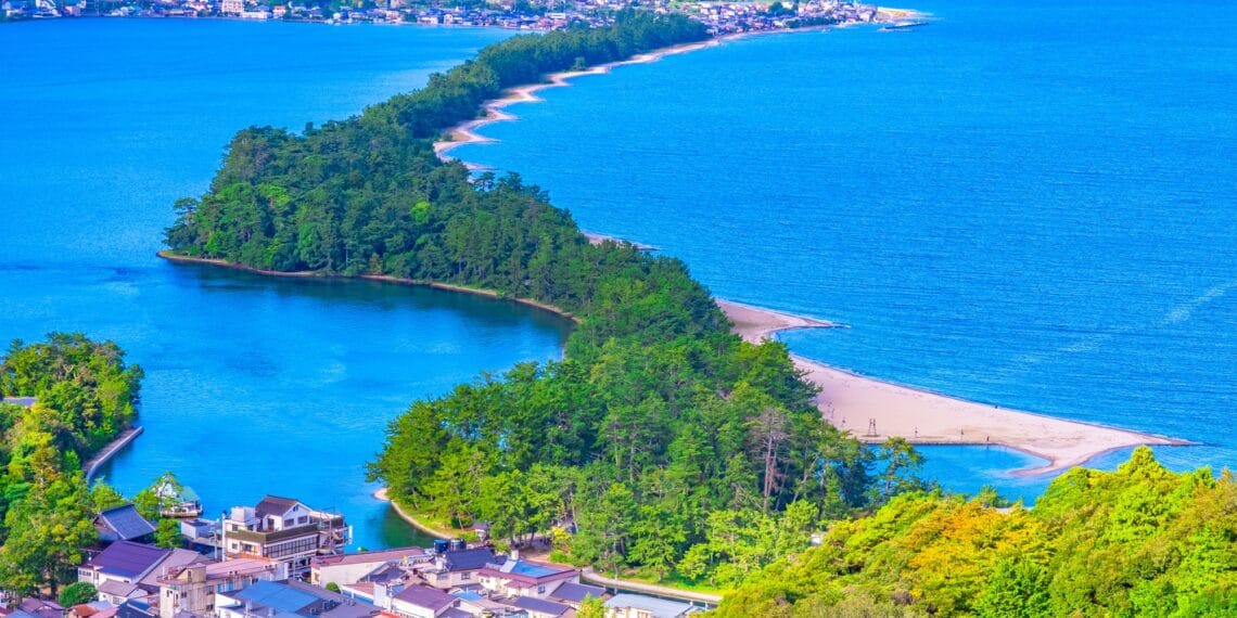 Panorama indah Amanohashidate yang membentang di Miyazu Bay, ditumbuhi pohon pinus hijau yang rimbun—menghadirkan pemandangan yang sering disebut sebagai “jembatan menuju surga.” Sumber: Japan Up Close