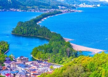Panorama indah Amanohashidate yang membentang di Miyazu Bay, ditumbuhi pohon pinus hijau yang rimbun—menghadirkan pemandangan yang sering disebut sebagai “jembatan menuju surga.” Sumber: Japan Up Close
