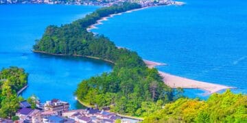 Panorama indah Amanohashidate yang membentang di Miyazu Bay, ditumbuhi pohon pinus hijau yang rimbun—menghadirkan pemandangan yang sering disebut sebagai “jembatan menuju surga.” Sumber: Japan Up Close