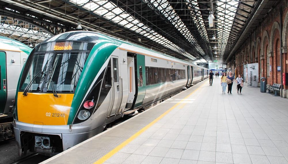 Irish Rail terapkan aturan ketat: penumpang yang memutar musik atau video dengan suara keras di kereta bisa dikenai denda hingga 100 euro (sekitar Rp1,9 juta). Simak etiket dan alasannya agar perjalanan nyaman semua. Foto: Urbanist Wanderer