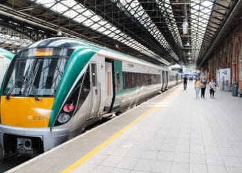 Irish Rail terapkan aturan ketat: penumpang yang memutar musik atau video dengan suara keras di kereta bisa dikenai denda hingga 100 euro (sekitar Rp1,9 juta). Simak etiket dan alasannya agar perjalanan nyaman semua. Foto: Urbanist Wanderer