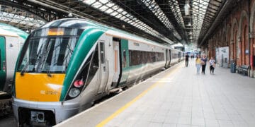 Irish Rail terapkan aturan ketat: penumpang yang memutar musik atau video dengan suara keras di kereta bisa dikenai denda hingga 100 euro (sekitar Rp1,9 juta). Simak etiket dan alasannya agar perjalanan nyaman semua. Foto: Urbanist Wanderer