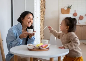 ilustrasi emosi anak ditenangkan oleh orang dewasa, menunjukkan pendekatan sederhana dalam mendampingi anak mengekspresikan emosi. (Sumber: Jawapos.com)
