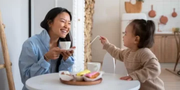 ilustrasi emosi anak ditenangkan oleh orang dewasa, menunjukkan pendekatan sederhana dalam mendampingi anak mengekspresikan emosi. (Sumber: Jawapos.com)