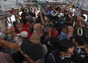 Penumpang KRL di stasiun, berlatarkan suasana transportasi umum yang normal di tengah ketegangan situasi demo. (Sumber: Tempo,co)