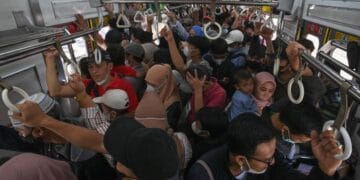 Penumpang KRL di stasiun, berlatarkan suasana transportasi umum yang normal di tengah ketegangan situasi demo. (Sumber: Tempo,co)
