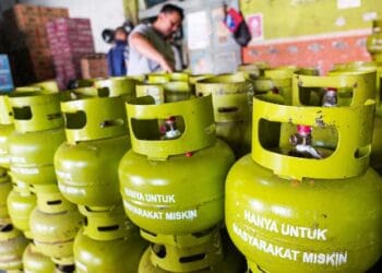 Tumpukan tabung LPG 3 kg di pangkalan resmi yang jadi andalan masyarakat kecil. (Sumber: Tempo.co)