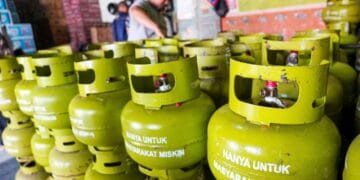 Tumpukan tabung LPG 3 kg di pangkalan resmi yang jadi andalan masyarakat kecil. (Sumber: Tempo.co)