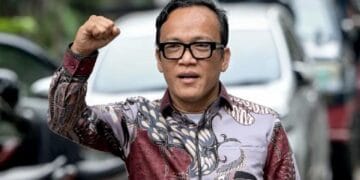 Immanuel Ebenezer saat masih menjabat sebagai Wamenaker—menampilkan sosok politisi yang kini menjadi sorotan publik usai terjaring OTT KPK. (Sumber: Tempo.co)