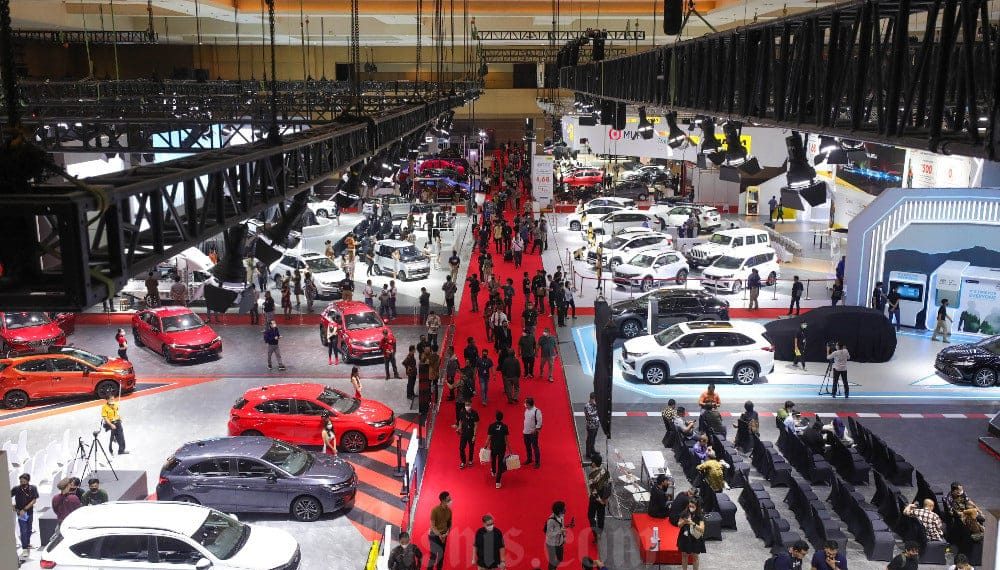 Kawasan pameran IIMS dipenuhi pengunjung dan booth, mencerminkan antusiasme tinggi terhadap event yang ditunggu-tunggu—dan bakal makin luas untuk edisi 2026. (Sumber: Bisnis.com/Himawan L Nugraha)