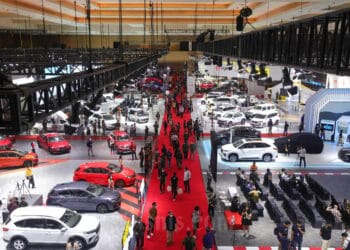 Kawasan pameran IIMS dipenuhi pengunjung dan booth, mencerminkan antusiasme tinggi terhadap event yang ditunggu-tunggu—dan bakal makin luas untuk edisi 2026. (Sumber: Bisnis.com/Himawan L Nugraha)