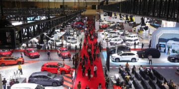 Kawasan pameran IIMS dipenuhi pengunjung dan booth, mencerminkan antusiasme tinggi terhadap event yang ditunggu-tunggu—dan bakal makin luas untuk edisi 2026. (Sumber: Bisnis.com/Himawan L Nugraha)