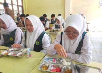 Nampan makanan program Makan Bergizi Gratis (MBG) jadi sorotan usai muncul dugaan penggunaan minyak babi, impor ilegal, dan label SNI palsu. Pemerintah dan DPR siap melakukan evaluasi. Foto: mediaindonesia.com