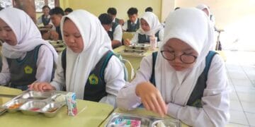 Nampan makanan program Makan Bergizi Gratis (MBG) jadi sorotan usai muncul dugaan penggunaan minyak babi, impor ilegal, dan label SNI palsu. Pemerintah dan DPR siap melakukan evaluasi. Foto: mediaindonesia.com