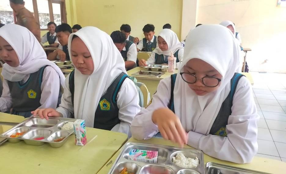 Nampan makanan program Makan Bergizi Gratis (MBG) jadi sorotan usai muncul dugaan penggunaan minyak babi, impor ilegal, dan label SNI palsu. Pemerintah dan DPR siap melakukan evaluasi. Foto: mediaindonesia.com