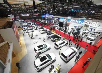 Barisan mobil listrik BYD ditampilkan dalam sebuah dealer Indonesia—simbol kebangkitan merek China di pasar otomotif Tanah Air. Foto: doc KabarBursa.com