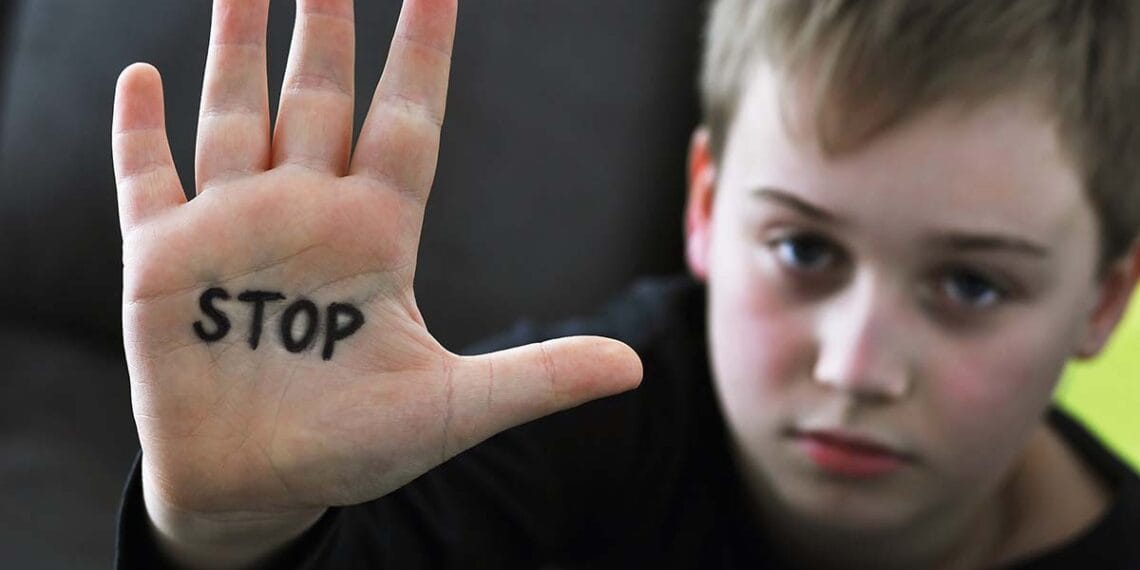 Ilustrasi tanggapan masyarakat terhadap kasus kekerasan terhadap anak, menggambarkan keprihatinan atas peristiwa tragis ini. (Sumber: The Jakarta Post)