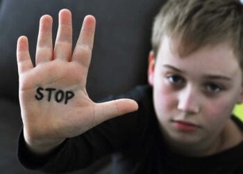 Ilustrasi tanggapan masyarakat terhadap kasus kekerasan terhadap anak, menggambarkan keprihatinan atas peristiwa tragis ini. (Sumber: The Jakarta Post)