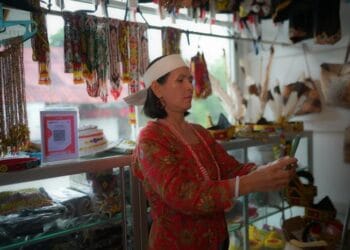 Telkom memperkuat peran sebagai mitra UMKM lewat digitalisasi, pelatihan AI, portal UMKdigital.id, serta program packaging dan halal di momen HUT ke-80 RI, mendukung UMKM untuk naik kelas dan go digital.