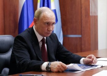 Presiden Vladimir Putin tampak sedang berbicara dalam suatu pertemuan. (Sumber gambar: Daily Sabah)