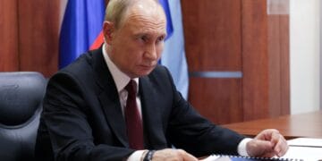 Presiden Vladimir Putin tampak sedang berbicara dalam suatu pertemuan. (Sumber gambar: Daily Sabah)