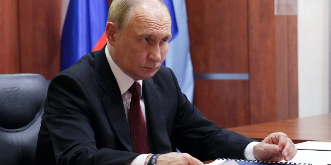 Presiden Vladimir Putin tampak sedang berbicara dalam suatu pertemuan. (Sumber gambar: Daily Sabah)