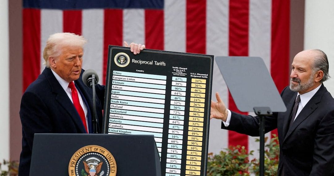 Donald Trump sedang berbicara soal kebijakan tarif di Gedung Putih—kegiatan terkait kebijakan perdagangan yang dipersoalkan pengadilan AS. (Sumber: Reuters)